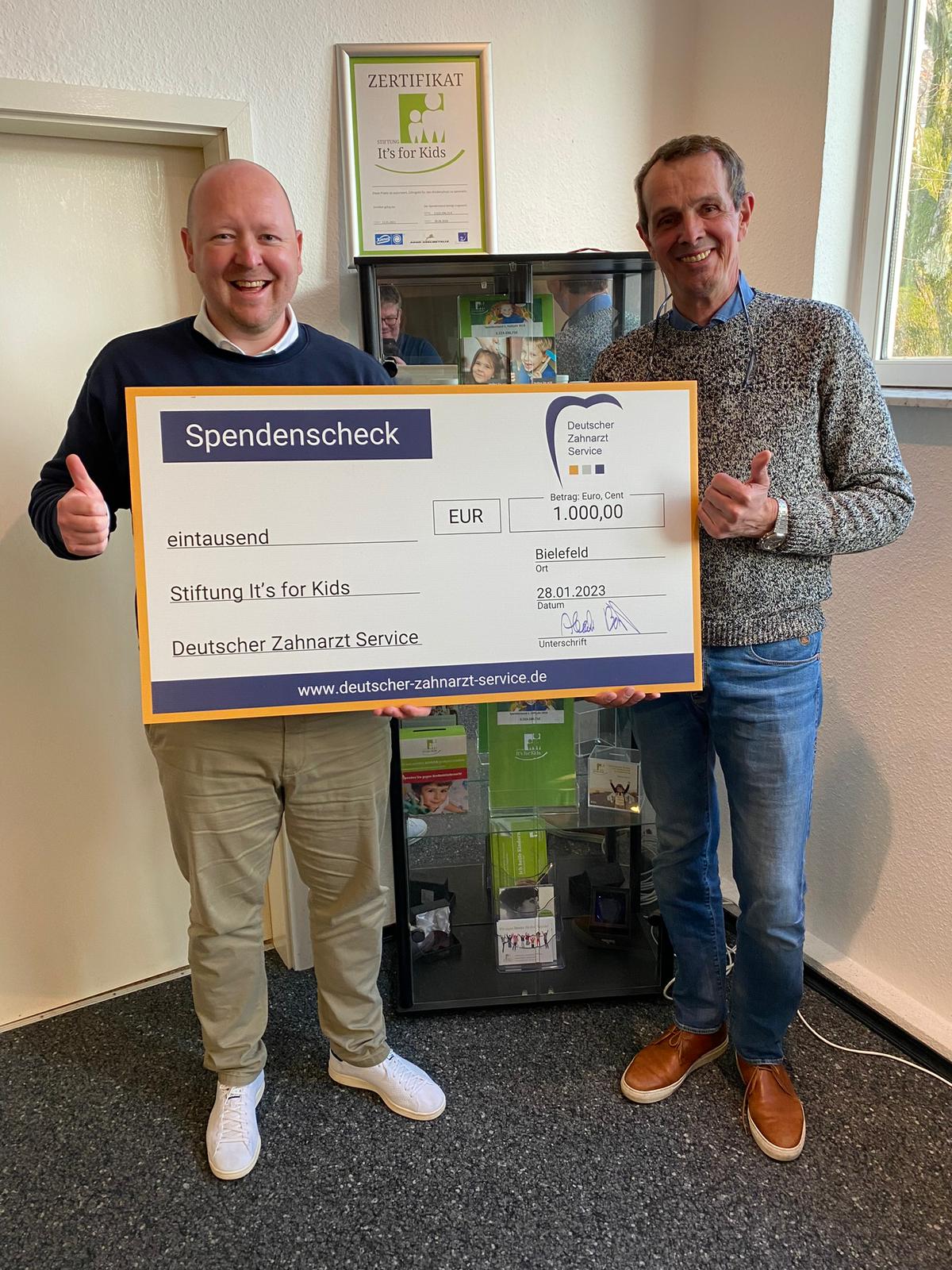 Alexander Bongartz und Rainer Koch bei der Spendenübergabe It´s for kids.